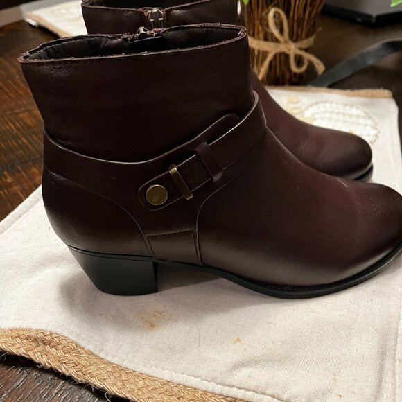 Brown low heel Booties - Picture 2 of 3